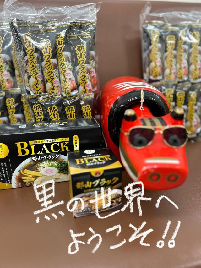 「赤べこ日記」

赤べこだけど…
　もう一つの顔は…😎
泣く子も黙る・・・

　BLACKべこ😱

🔥近づくと
　ヤケドするぜ🔥

🫩郡山ブラックラーメン風味
うまい棒はーーー
26本入　¥1180税込

☝️お口や歯が黒くなっても
勘弁してください🫩
☝️醤油ラーメン風味です

#まる福 #赤べこ #うまい棒