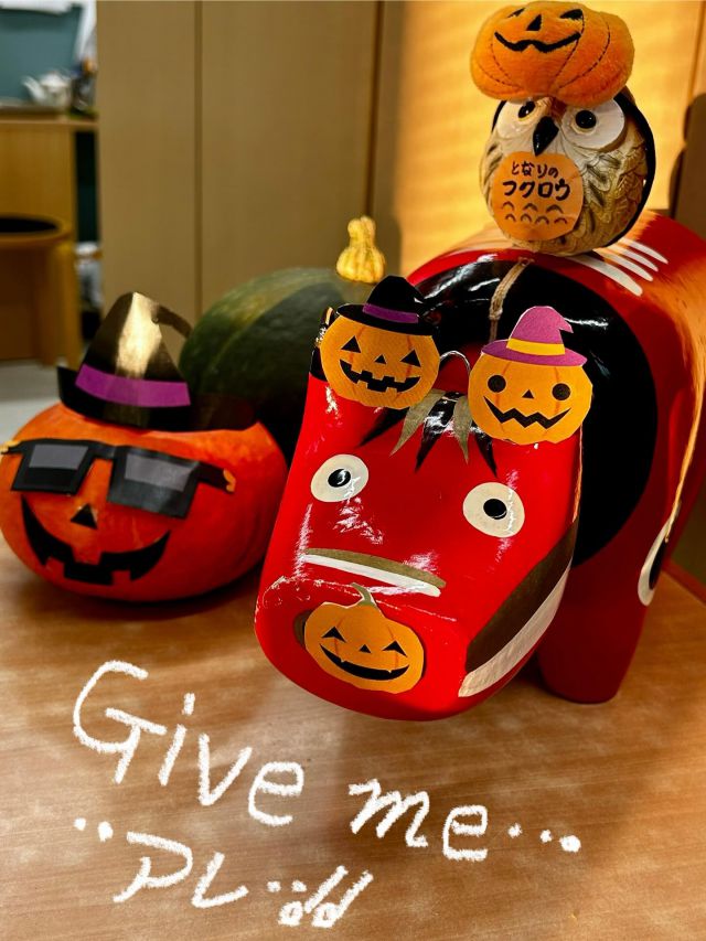 「赤べこ日記」

　かぼちゃ🎃を頂いたので、
食べる前に…
ハロウィン装飾👻に変装✨

#ハロウィン #まる福 #赤べこ