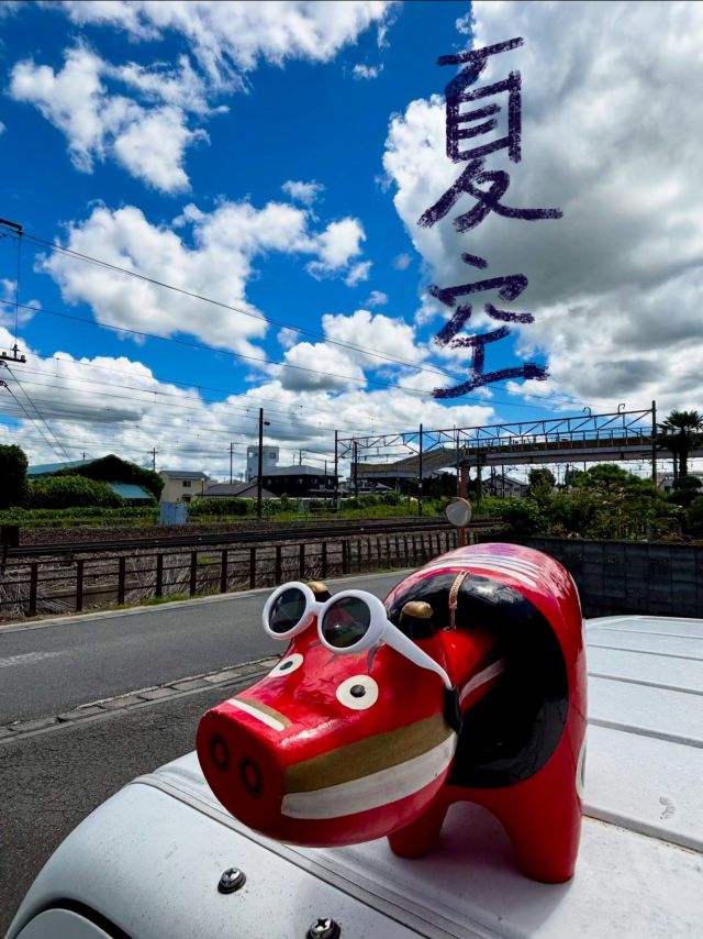 「赤べこ日記」

今年のふぐぅすま
つい最近、梅雨明けしましたが、
朝は涼しいので、助かってます😌

南風に乗って　夏らしい雲です

#赤べこ #まる福 #夏空