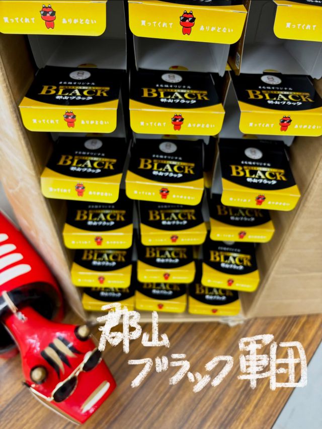 「赤べこ日記」
世間のお盆休みも終了し
　まる福も、ちょっと一段落😮‍💨

次の出荷に向けて
地道にパッケージ折の下準備中😤

#赤べこ #まる福 #郡山ブラック