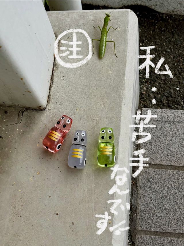 「赤べこ日記」

⚠️閲覧注意⚠️
一度玄関入り口まで来ていたのを発見🫩

ほうき🧹で遠くに飛ばしたのにも関わらず😮‍💨また戻って来たぁ〜😳

#赤べこ #まる福